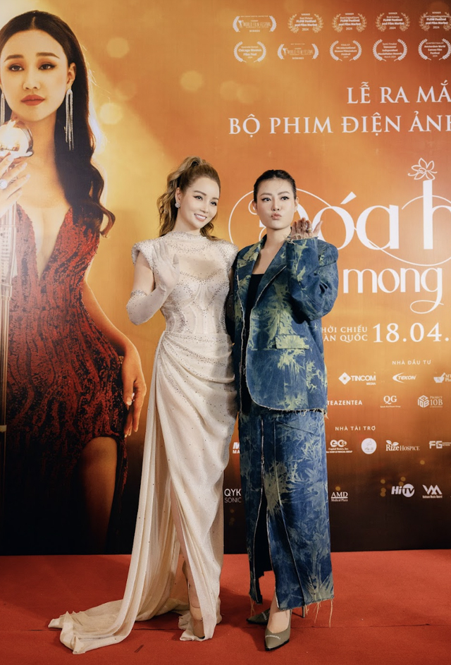 Diễn viên Thanh Hương chụp hình cùng đạo diễn Mai Thu Huyền.