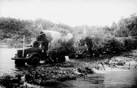 Đoàn xe ô tô của Cục Vận tải vượt ngầm tiến ra mặt trận Điện Biên Phủ. Ảnh tư liệu