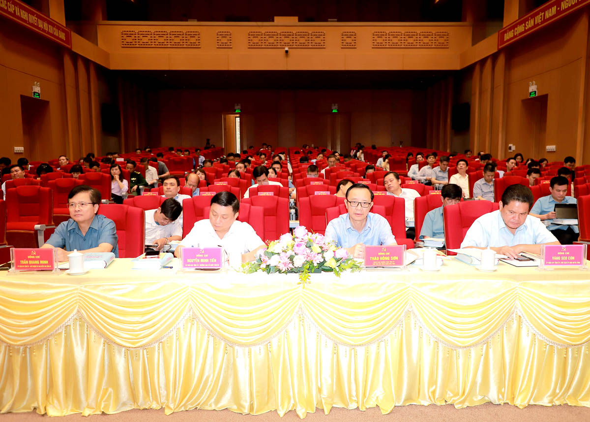 Phó Bí thư Thường trực Tỉnh ủy, Chủ tịch HĐND tỉnh Thào Hồng Sơn và các đại biểu tham dự hội nghị.