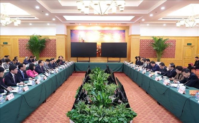 Cuộc tọa đàm giữa Chủ tịch Quốc hội Vương Đình Huệ và đoàn Việt Nam với lãnh đạo Khu thí điểm mậu dịch tự do Thượng Hải.