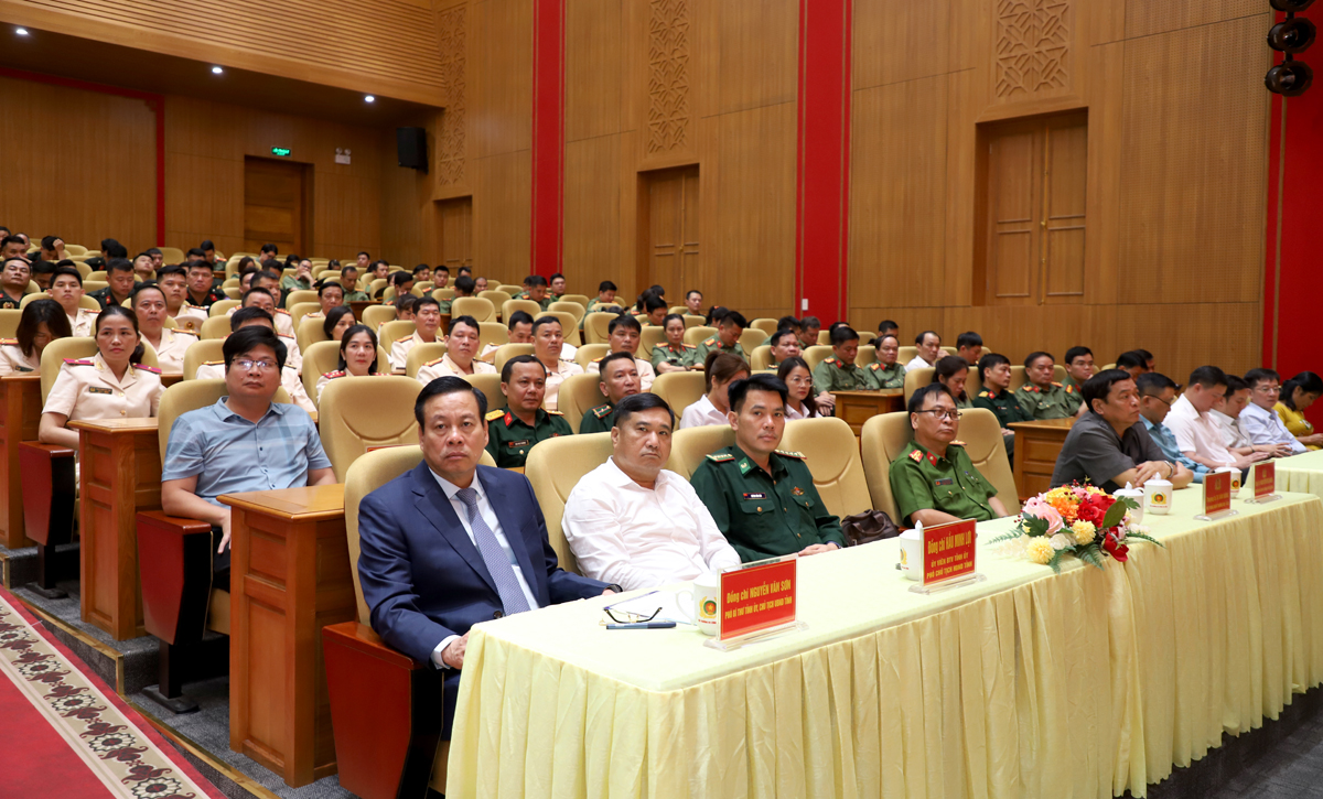 Chủ tịch UBND tỉnh Nguyễn Văn Sơn và các đại biểu dự buổi lễ.
