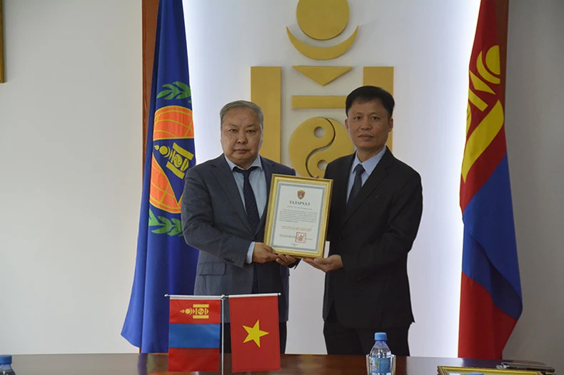 ổng Cục trưởng NEMA Mông Cổ G.Ariunbuyan thay mặt Chính phủ Mông Cổ trao Thư cảm ơn của Phó Thủ tướng Mông Cổ Amarsaikhan, Chủ tịch Ủy ban nhà nước về quản lý tình trạng khẩn cấp. 