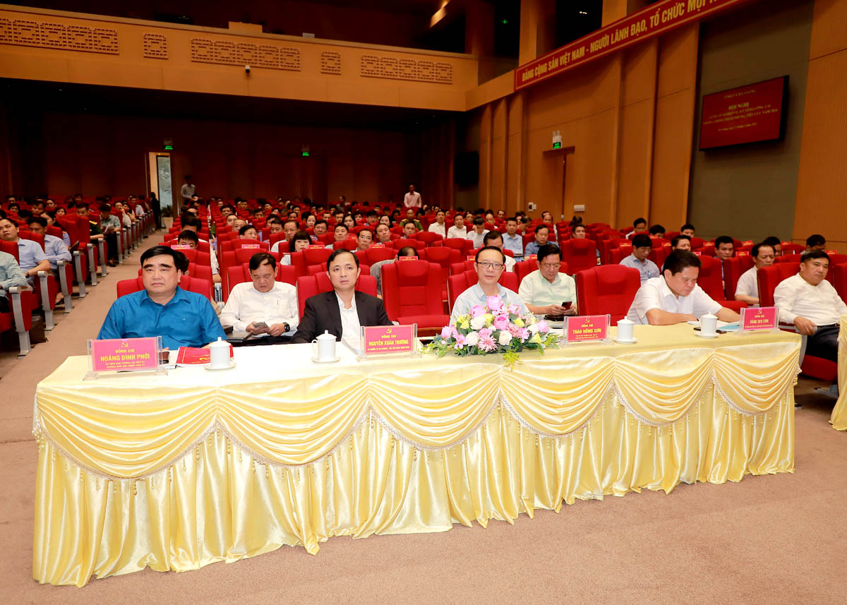 Phó Bí thư Thường trực Tỉnh ủy, Chủ tịch HĐND tỉnh Thào Hồng Sơn cùng các đại biểu dự hội nghị.