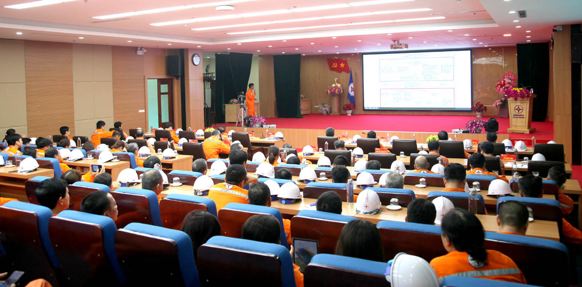 Cán bộ Phòng an toàn, Công ty Điện lực Hà Giang thuyết trình kịch bản tổ chức diễn tập phòng, chống thiên tai và tìm kiếm cứu nạn năm 2024.