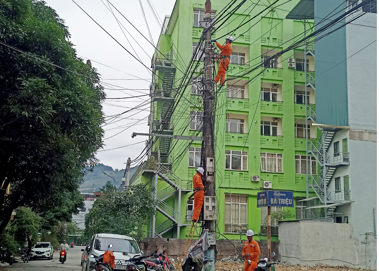 Nhân viên điện lực Hà Giang kiểm tra hệ thống lưới điện đảm bảo an cung ứng điện trong mùa nắng nóng. Ảnh:PV