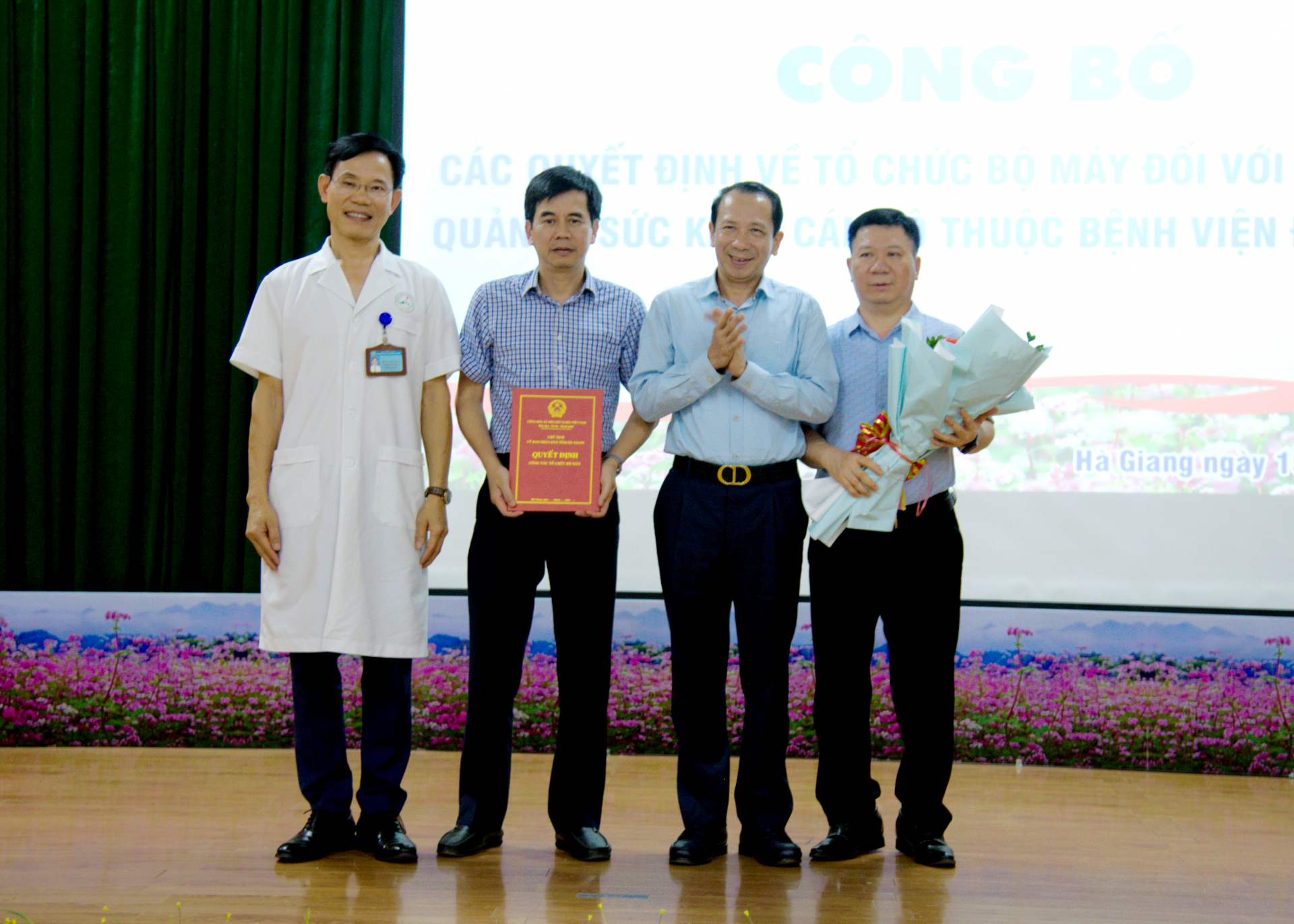 Phó Chủ tịch UBND tỉnh Trần Đức Quý trao Quyết định về tổ chức bộ máy Phòng khám, quản lý sức khỏe cán bộ thuộc BVĐK tỉnh.