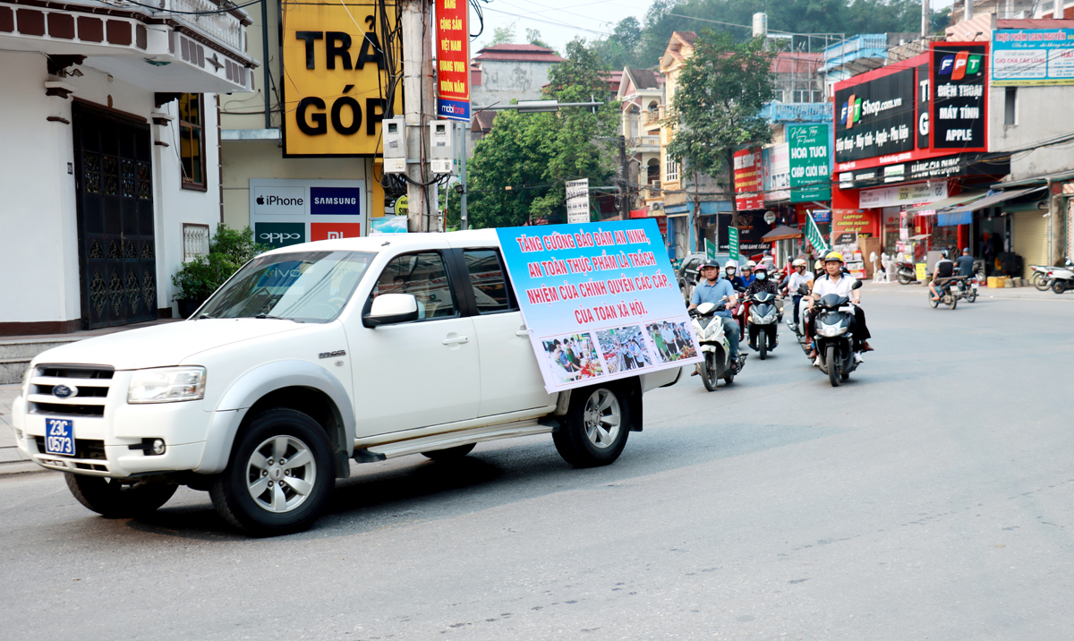 Các lực lượng diễu hành hưởng ứng Tháng hành động tại một số tuyến đường trên địa bàn thành phố Hà Giang.