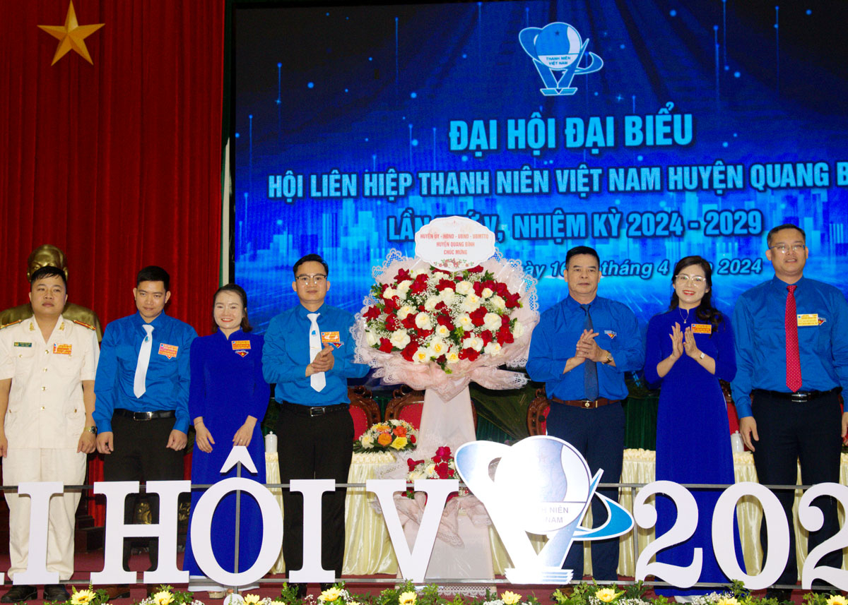 Các đồng chí lãnh đạo huyện Quang Bình tặng hoa chúc mừng Đại hội.