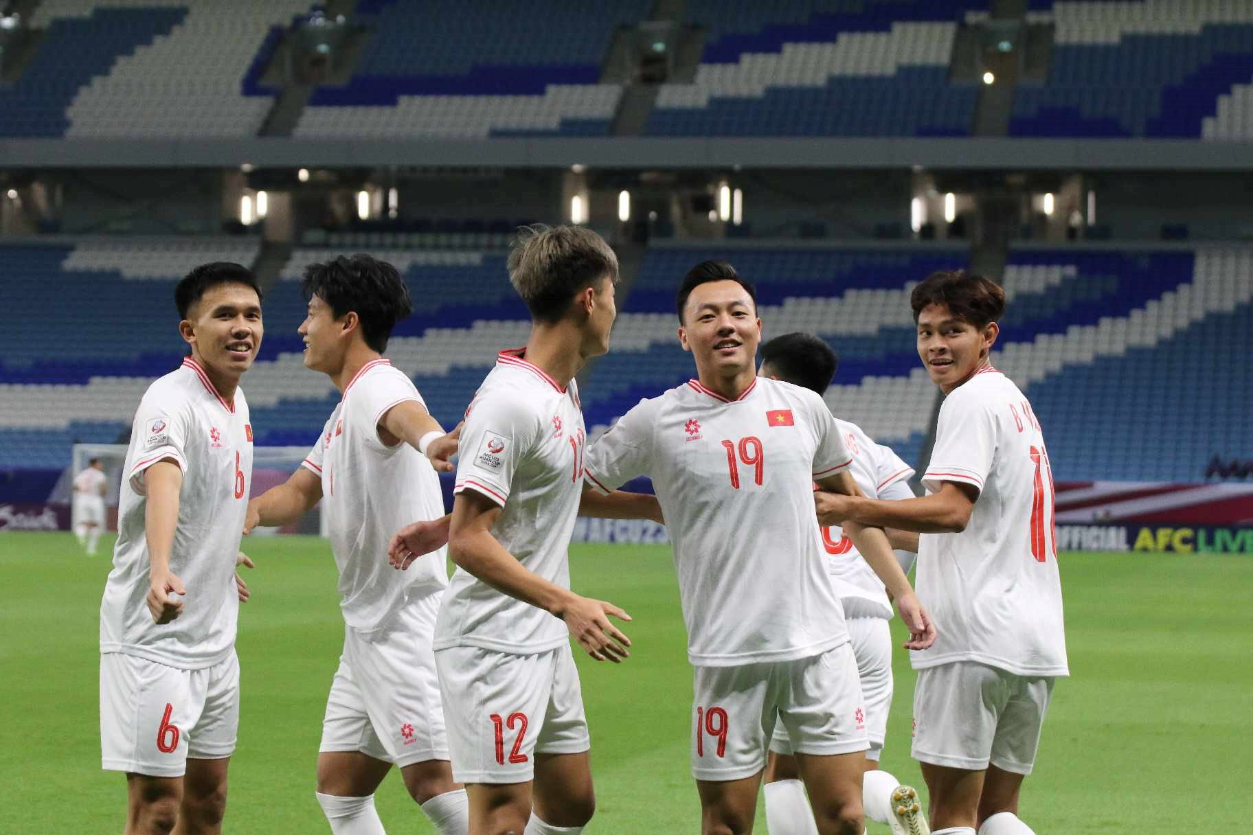 Các cầu thủ U23 Việt Nam ăn mừng bàn thắng. 