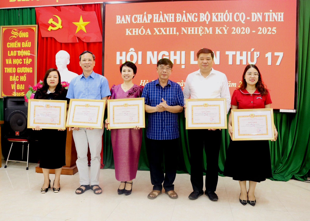 Lãnh đạo Đảng ủy khối CQ-DN tỉnh tặng Giấy khen cho các tập thể điển hình trong học tập và làm theo tư tưởng, đạo đức, phong cách Hồ Chí Minh năm 2023.