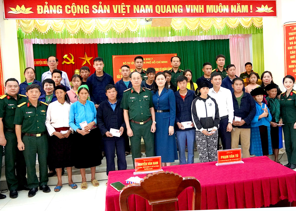 Trung tướng Nguyễn Văn Nam, Tư lệnh Bộ Tư lệnh TP. Hồ Chí Minh và lãnh đạo huyện Mèo Vạc tặng quà hộ nghèo, hộ có hoàn cảnh khó khăn của huyện.