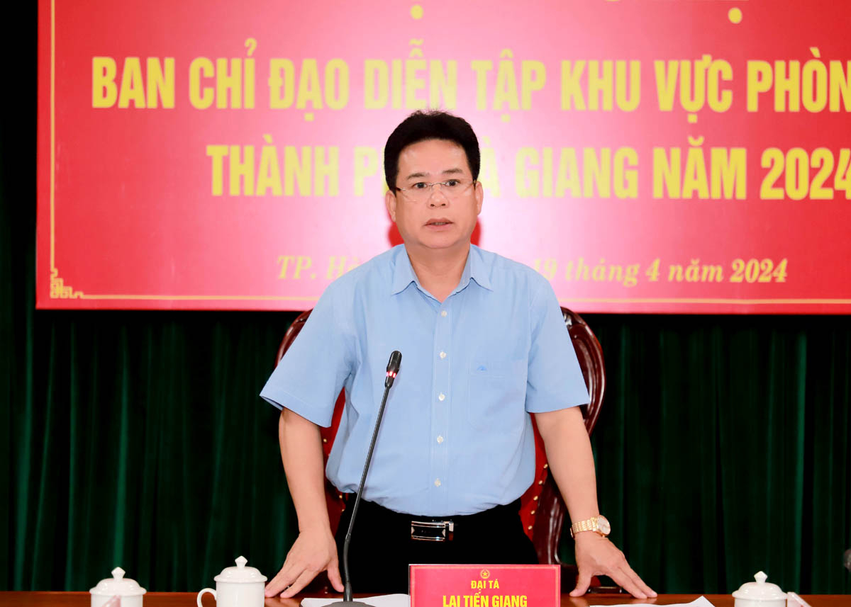 Đại tá Lại Tiến Giang kết luận hội nghị.
