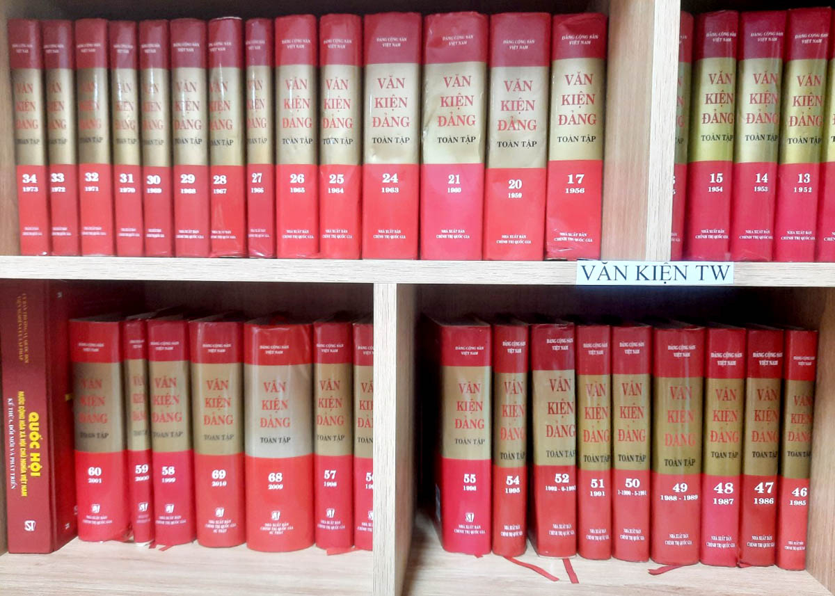 Các tài liệu về Văn kiện Trung ương trong tủ sách của Thư viện.