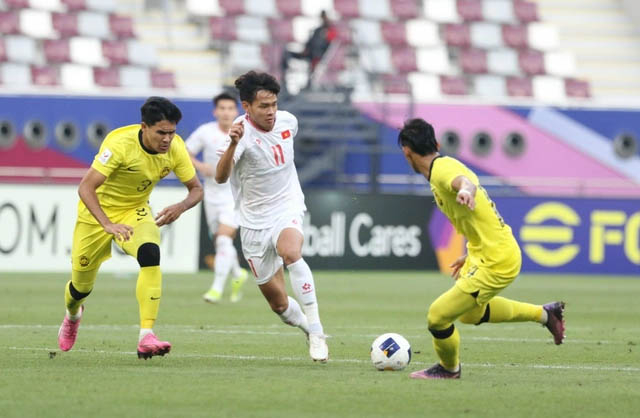 Vĩ Hào bị phạm lỗi trong khu 16m50, đem lại quả đá phạt từ chấm 11m cho U23 Việt Nam