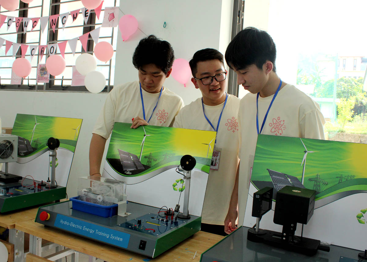 Sản phẩm thực hành thủy năng, gió năng, quang năng của các em học sinh Câu lạc bộ STEM