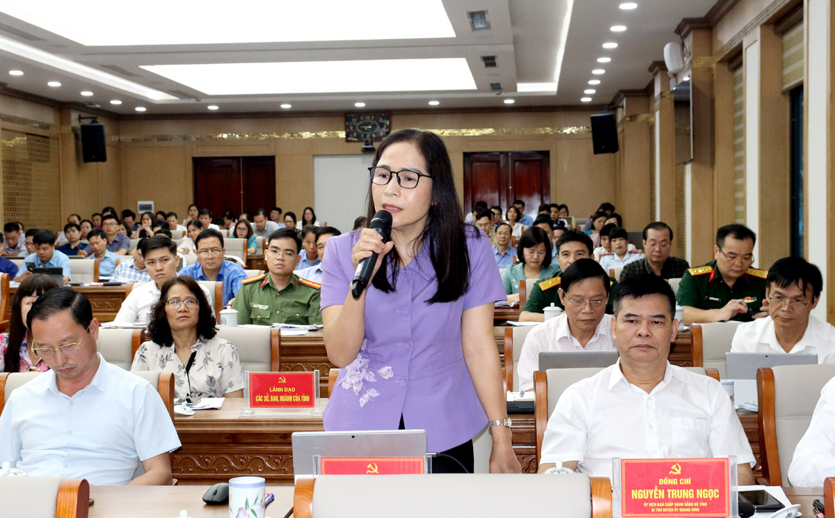 Bí thư Huyện ủy Bắc Mê Phạm Thị Hồng Yên thảo luận tại hội nghị.