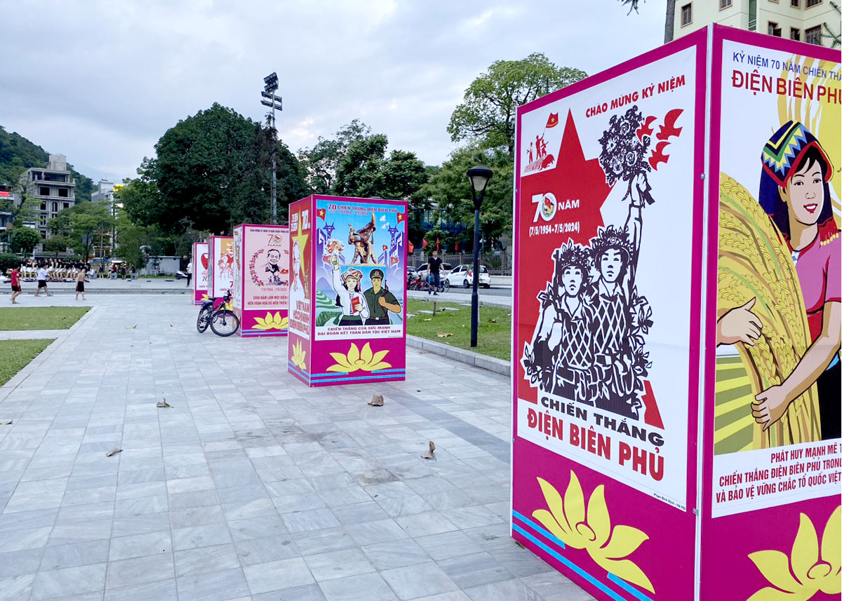 Tranh cổ động được triển lãm tại sân Quảng trường 26/3 (thành phố Hà Giang).