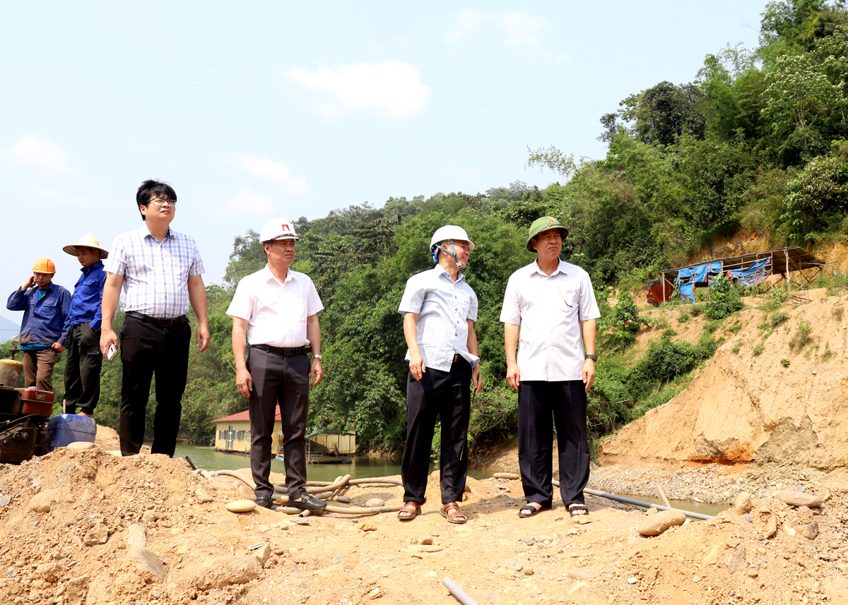 Chủ tịch UBND tỉnh Nguyễn Văn Sơn khảo sát thực tế tiến độ xây dựng đập dâng nước.