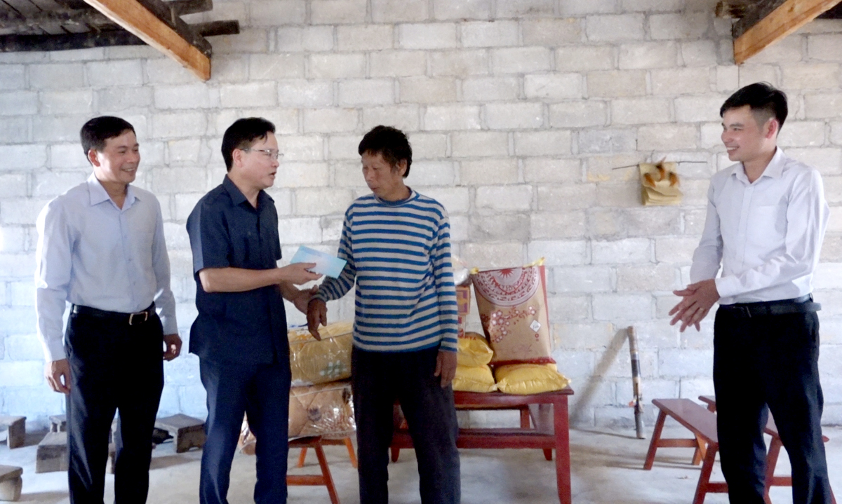 Chủ nhiệm UBKT Tỉnh ủy Trần Quang Minh tặng quà thân nhân gia đình quân nhân Mua Mí Lình.