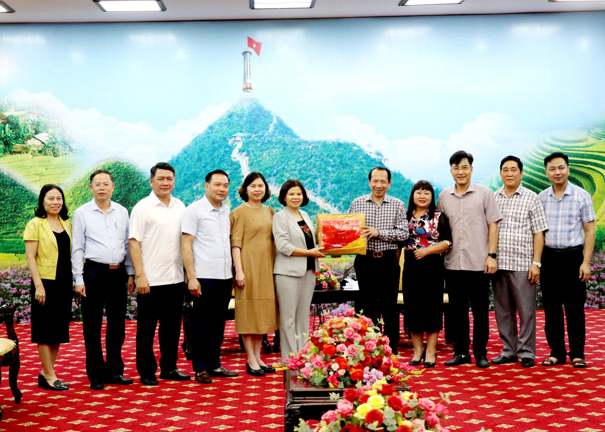 Phó Chủ tịch UBND tỉnh Trần Đức Quý tặng quà cho Đoàn công tác.