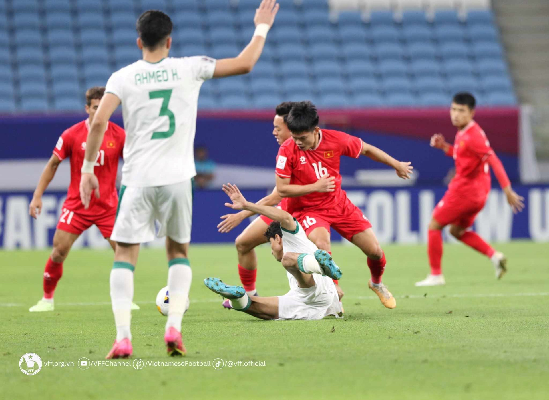 Pha tranh bóng giữa các cầu thủ U23 Việt Nam (áo đỏ) và U23 Iraq. 