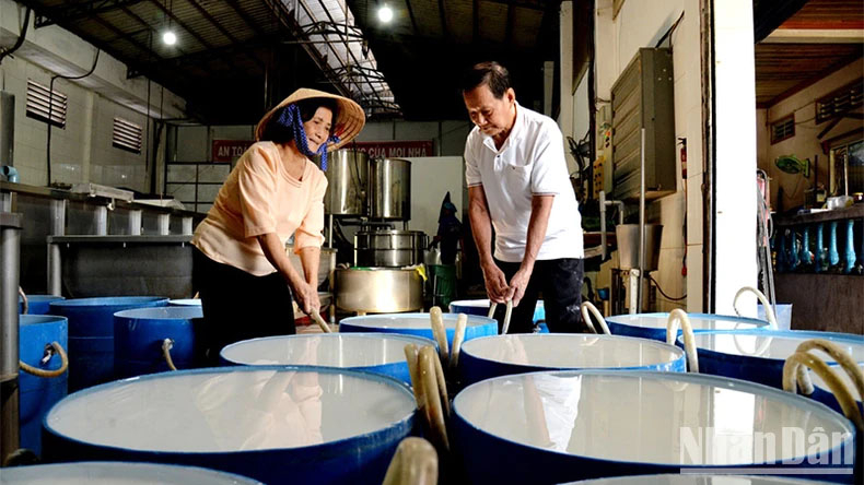 Làm bột gạo tươi tại cơ sở sản xuất của ông Tư Nương (phường 2, thành phố Sa Đéc). 