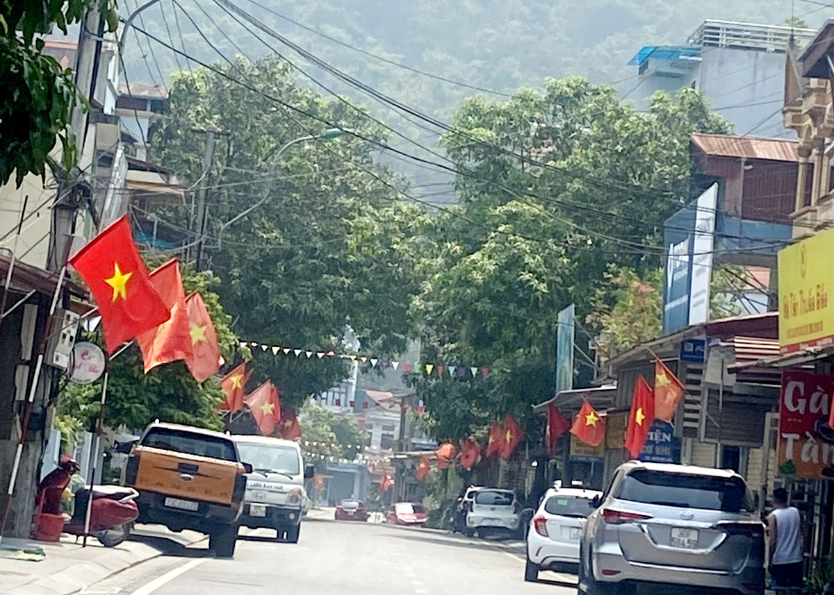Sắc cờ đỏ, sao vàng tràn ngập từ các tuyến phố chính đến những con ngõ nhỏ tại thành phố Hà Giang.
Ảnh: PHAN THOA