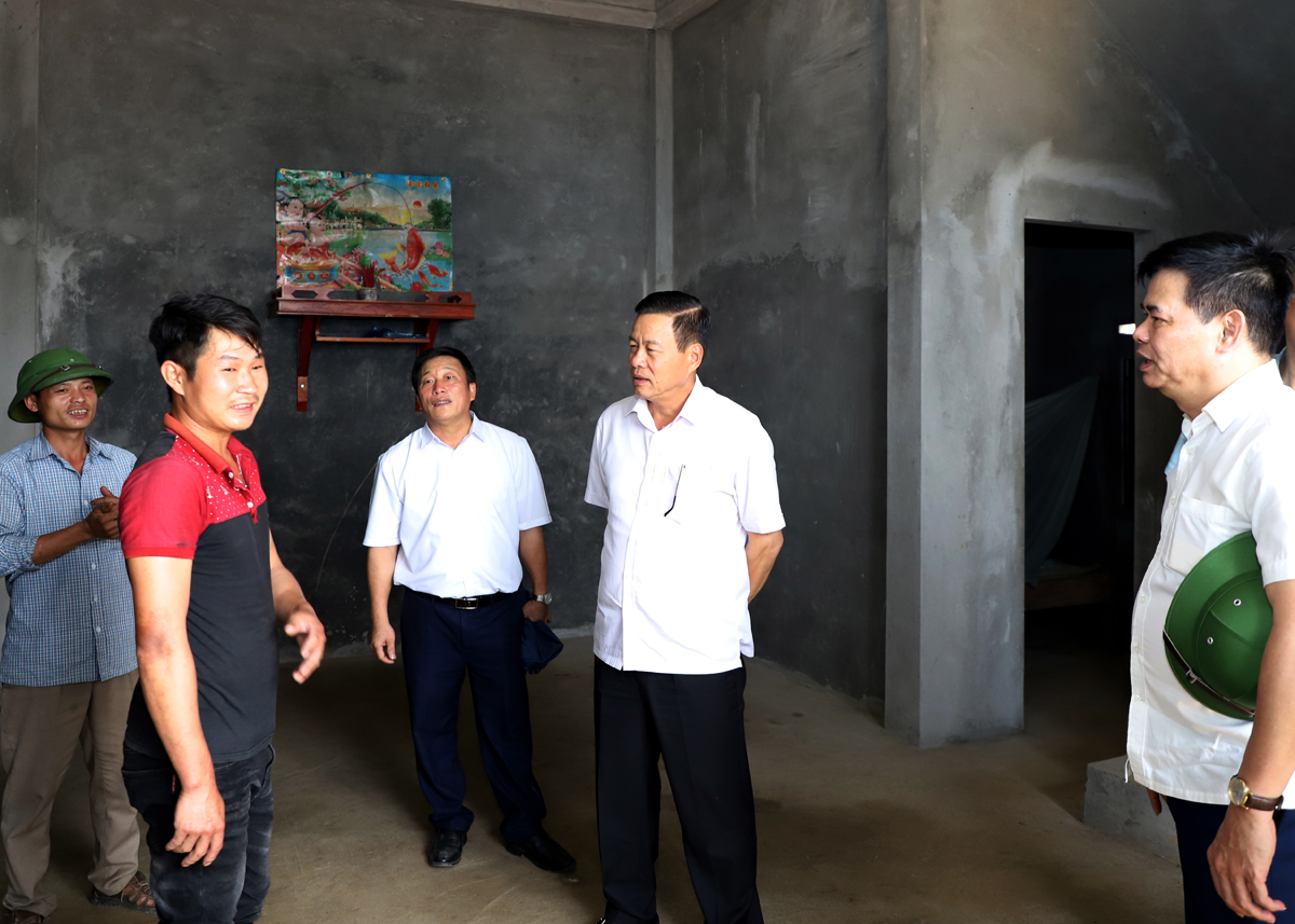 Chủ tịch UBND tỉnh Nguyễn Văn Sơn thăm hỏi tình hình đời sống người dân trên địa bàn xã Xuân Minh được hỗ trợ xây dựng nhà ở từ nguồn vốn Chương trình phát triển KT -XH vùng đồng bào dân tộc thiểu số và miền núi.