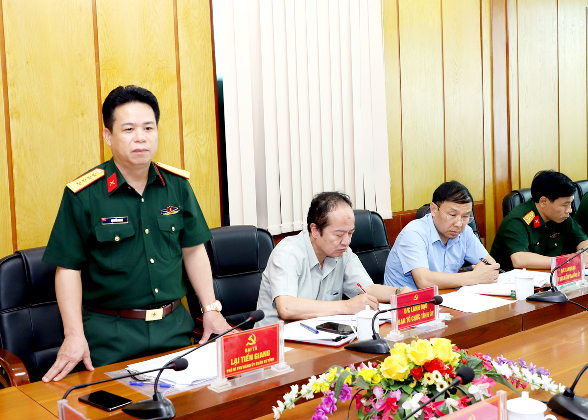 Chỉ huy trưởng Bộ CHQS tỉnh Lại Tiến Giang thảo luận tại hội nghị