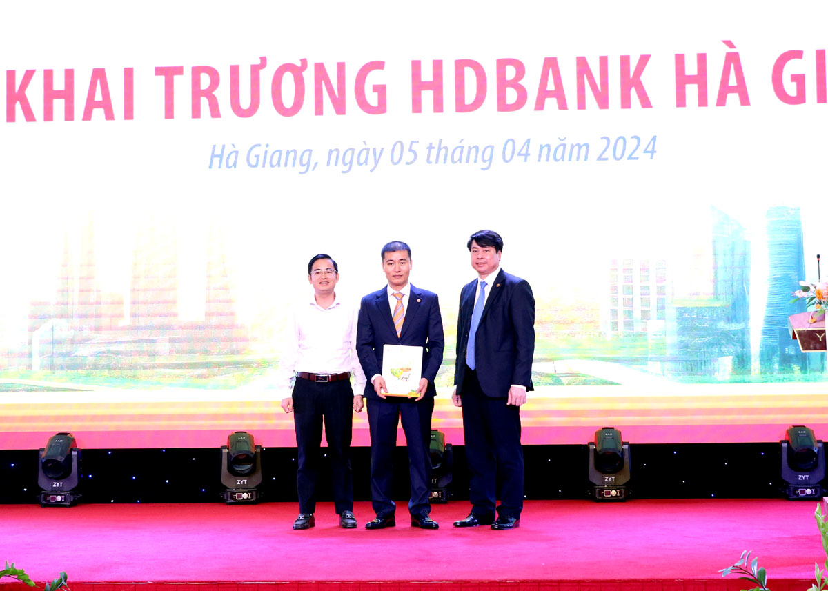 Lãnh đạo Ngân hàng HDBank trao quyết định thành lập chi nhánh và quyết định bổ nhiệm nhân sự.