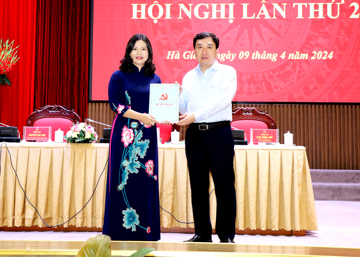 Quyền Bí thư Tỉnh ủy Nguyễn Mạnh Dũng trao Quyết định của Ban Bí thư cho đồng chí Vương Ngọc Hà.