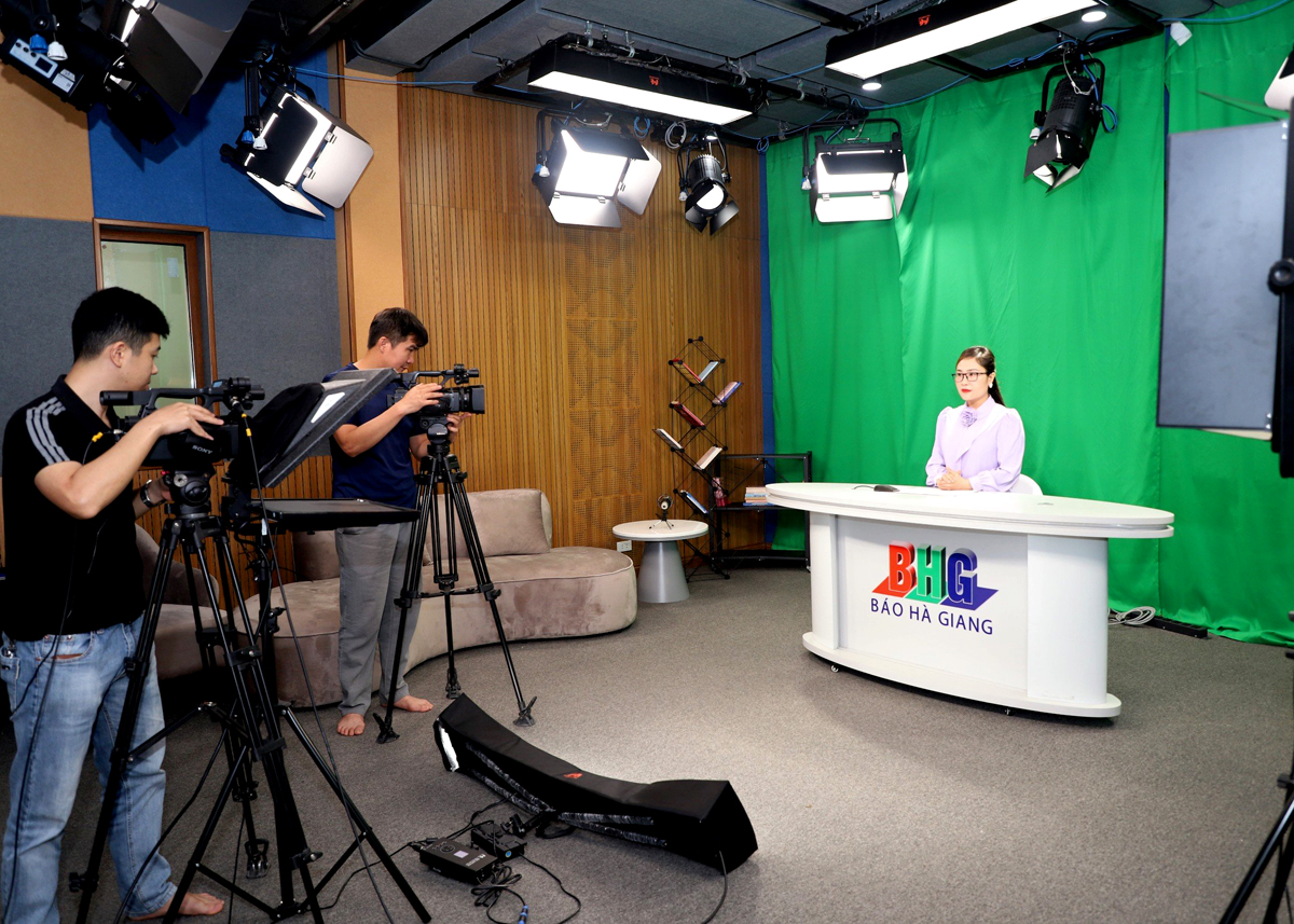 Phòng Báo điện tử sản xuất chương trình truyền hình tại studio mới được đầu tư.               Ảnh: PV