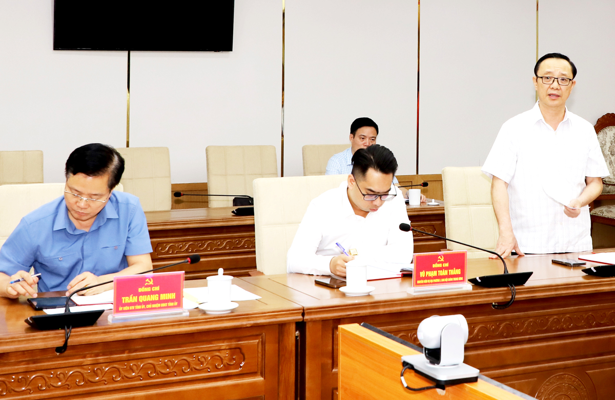 Phó Bí thư Thường trực Tỉnh ủy, Chủ tịch HĐND tỉnh Thào Hồng Sơn thảo luận tại phiên họp.