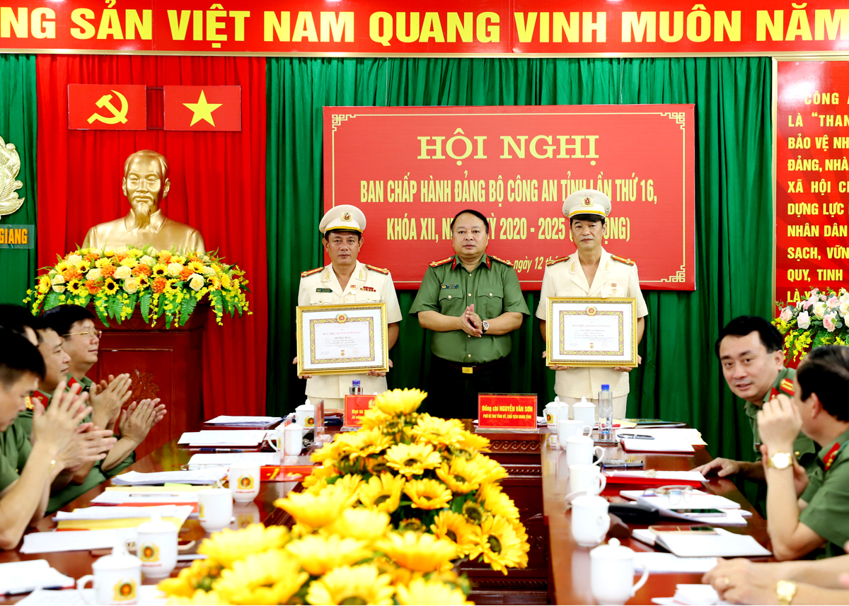 Đại tá Phan Huy Ngọc, Bí thư Đảng ủy, Giám đốc Công an tỉnh trao Huy hiệu 30 năm tuổi Đảng cho Đại tá Đỗ Tiến Dũng và Thượng tá Nguyễn Văn Trường.