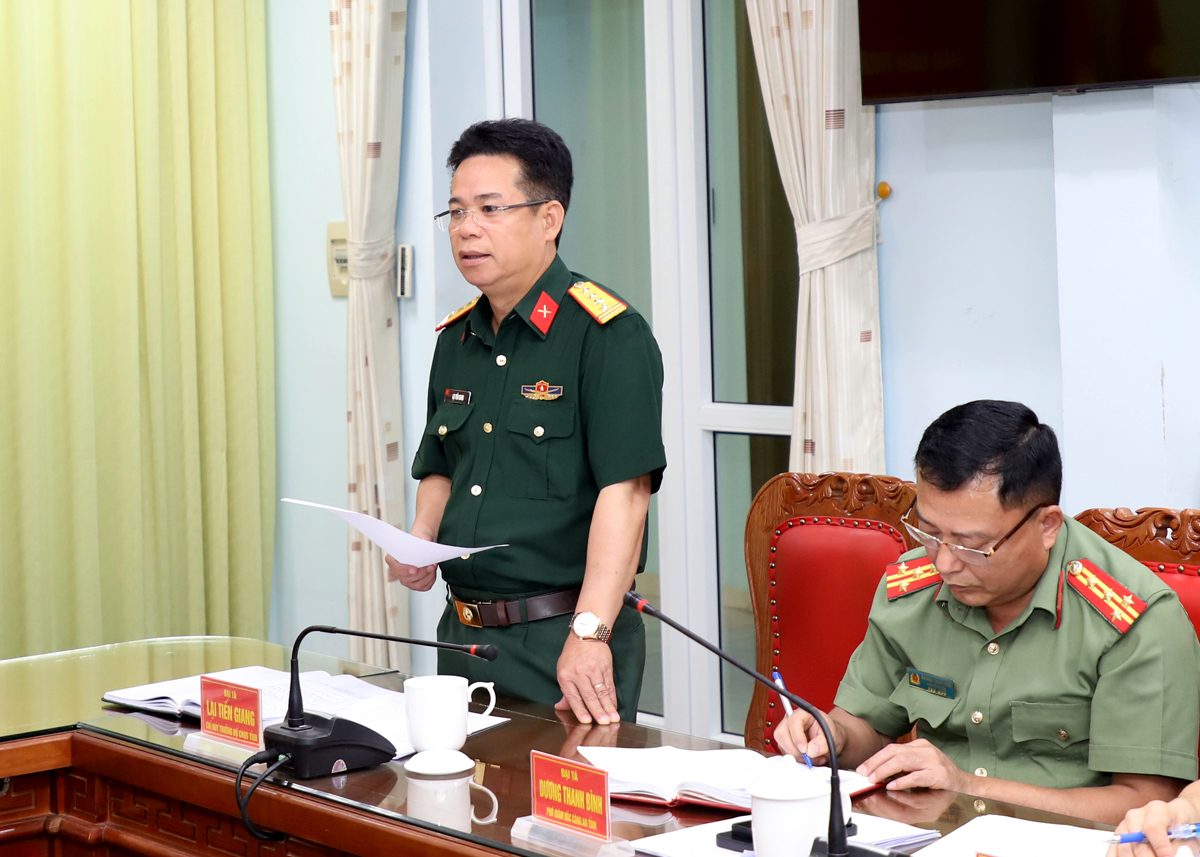 Đại tá Lại Tiến Giang, Chỉ huy trưởng Bộ Chỉ huy Quân sự tỉnh báo cáo công tác quân sự - quốc phòng trên địa bàn tỉnh.