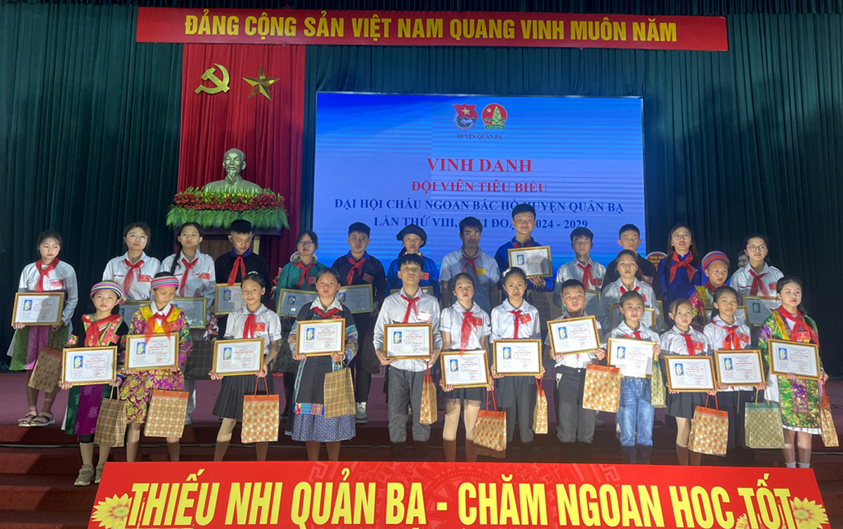 Hội đồng đội Huyện Quản Bạ trao tặng quà và Giấy chứng nhận danh hiệu Cháu ngoan Bác Hồ cấp huyện cho các em học sinh có thành tích xuất sắc, vươn lên trong học tập.
