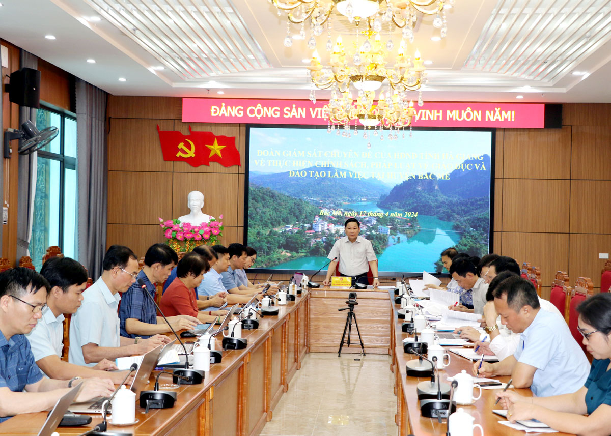 Đồng chí Hoàng Văn Vịnh, Phó Chủ tịch HĐND tỉnh phát biểu tại buổi làm việc với huyện Bắc Mê.