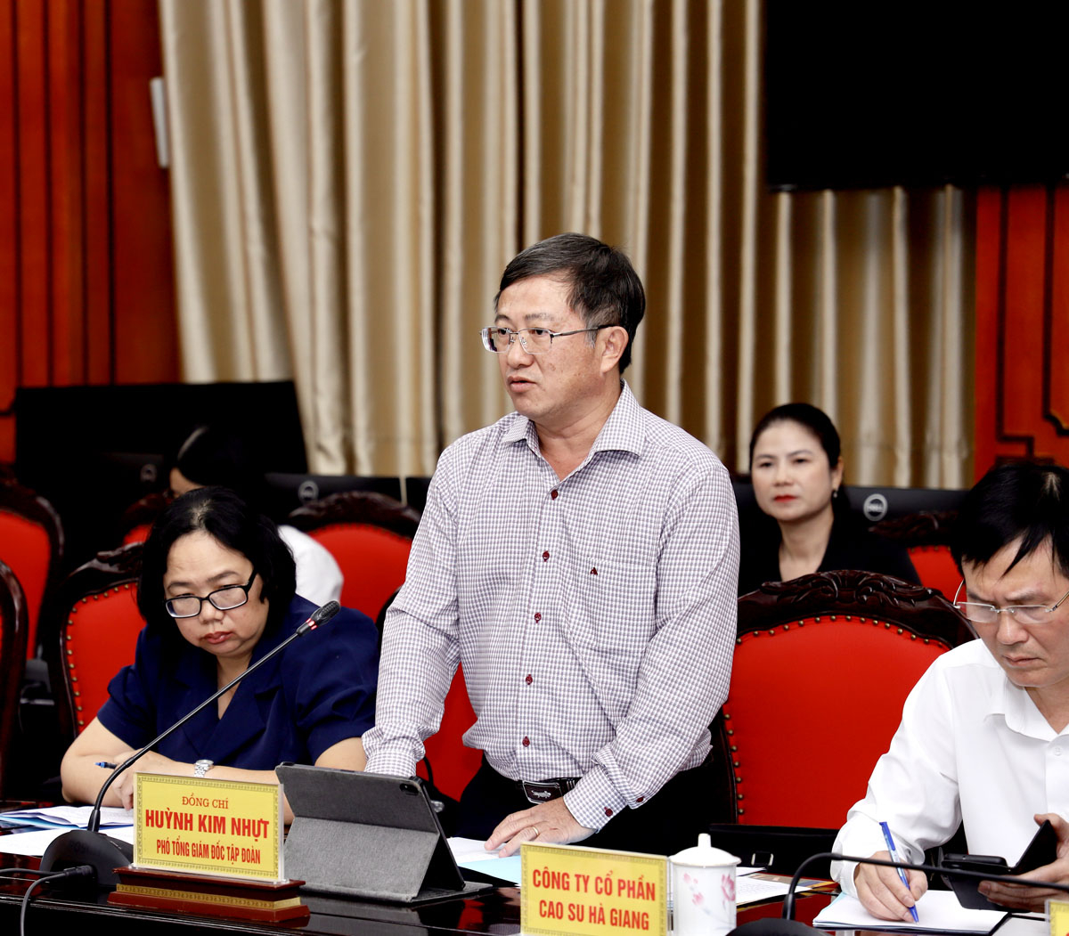 Ông Huỳnh Kim Nhựt, Phó Chủ tịch Tập đoàn Công nghiệp cao su Việt Nam phát biểu tại buổi làm việc