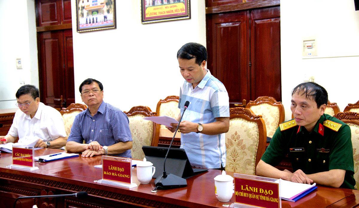 Đồng chí Mai Ngọc Quỳnh, Phó Tổng Biên tập Báo Hà Giang đóng góp ý kiến cho việc chỉnh lý biên tập hoàn thiện đề tài.