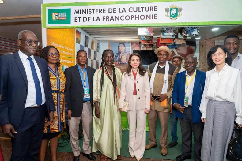 Thứ trưởng Nguyễn Minh Hằng tham dự Hội chợ Nghệ thuật và biểu diễn Abidjan.