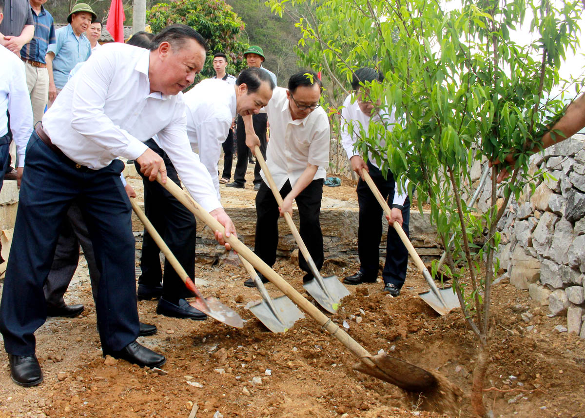 Các đồng chí lãnh đạo tỉnh và huyện trồng cây lưu niệm tại khuôn viên Nhà văn hóa tổ 4, thị trấn Đồng Văn