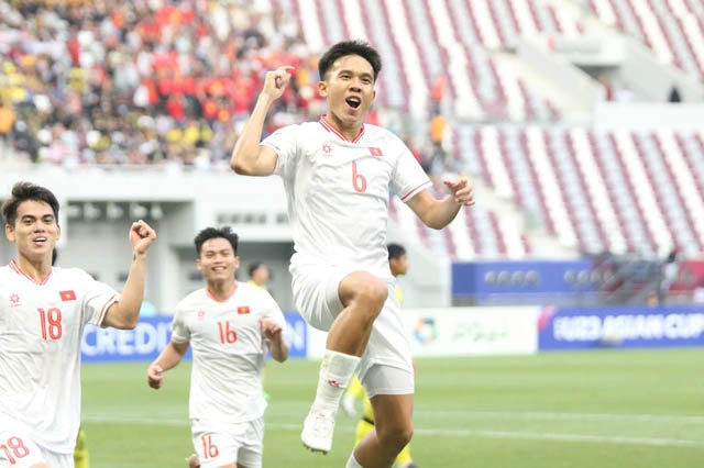 Minh Khoa (6) sút phạt 11m thành công nâng tỉ số lên 2-0 cho U23 Việt Nam