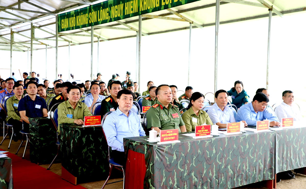 Quyền Bí thư Tỉnh ủy Nguyễn Mạnh Dũng và các đại biểu dự buổi bế mạc.