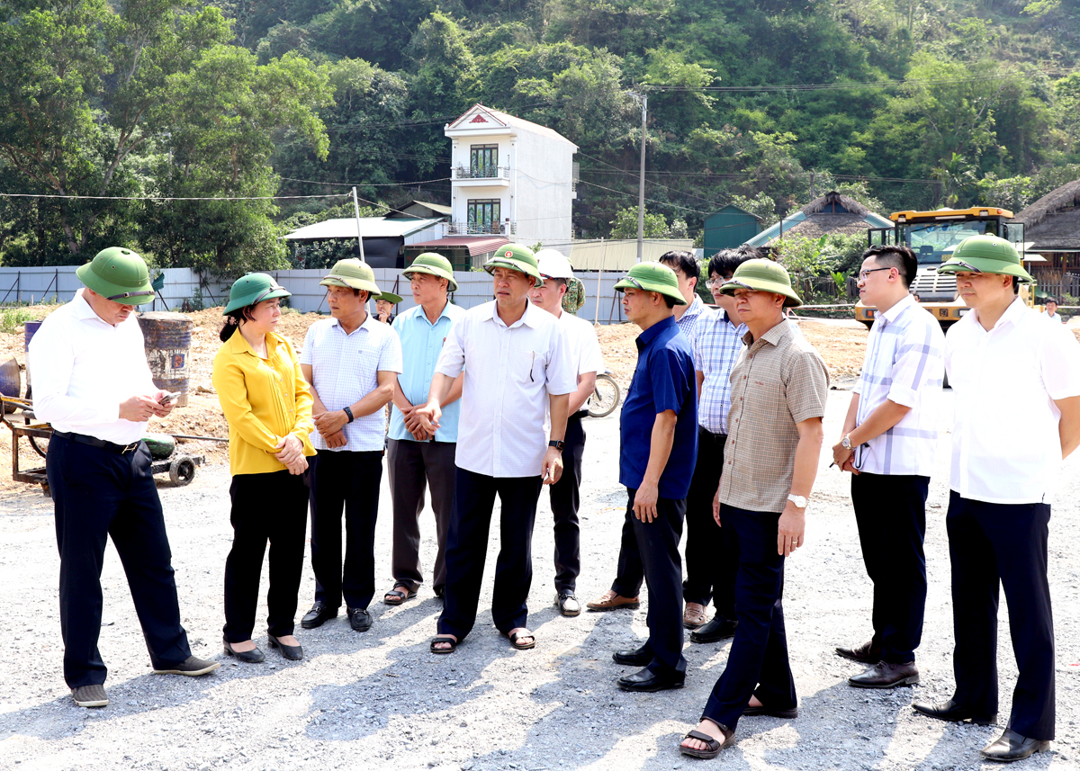 Chủ tịch UBND tỉnh Nguyễn Văn Sơn kiểm tra tiến độ xây dựng tuyến đường vào Khu liên hợp Thể thao và văn hóa tỉnh.