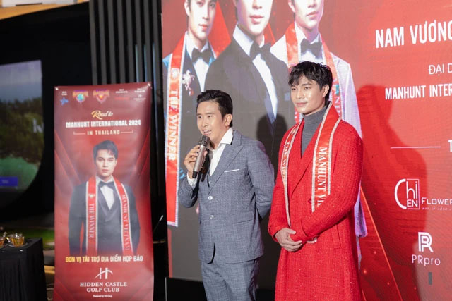 Ông Chu Tấn Văn (trái) giới thiệu đại diện Việt Nam tranh tài tại Manhunt International 2024 