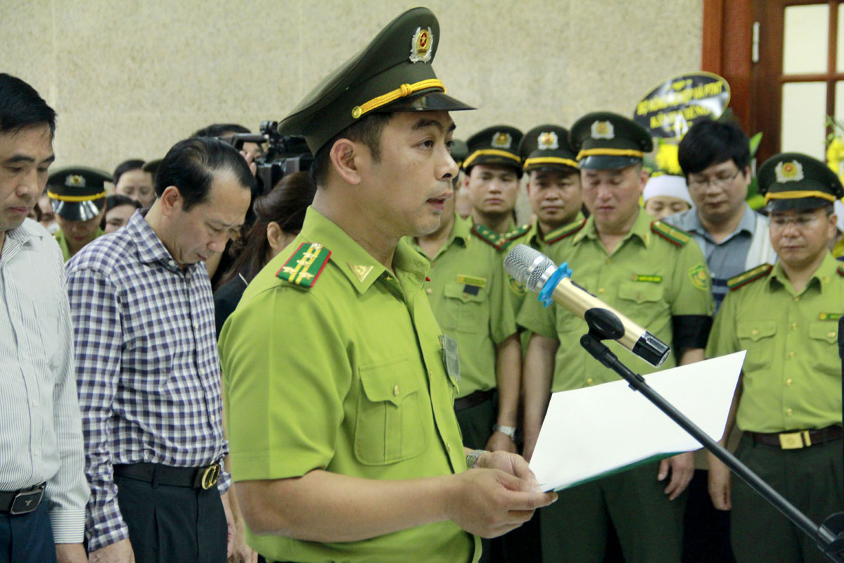 Chi cục trưởng Chi Cục Kiểm lâm tỉnh Đào Duy Tuấn đọc điếu văn tại lễ truy điệu. 