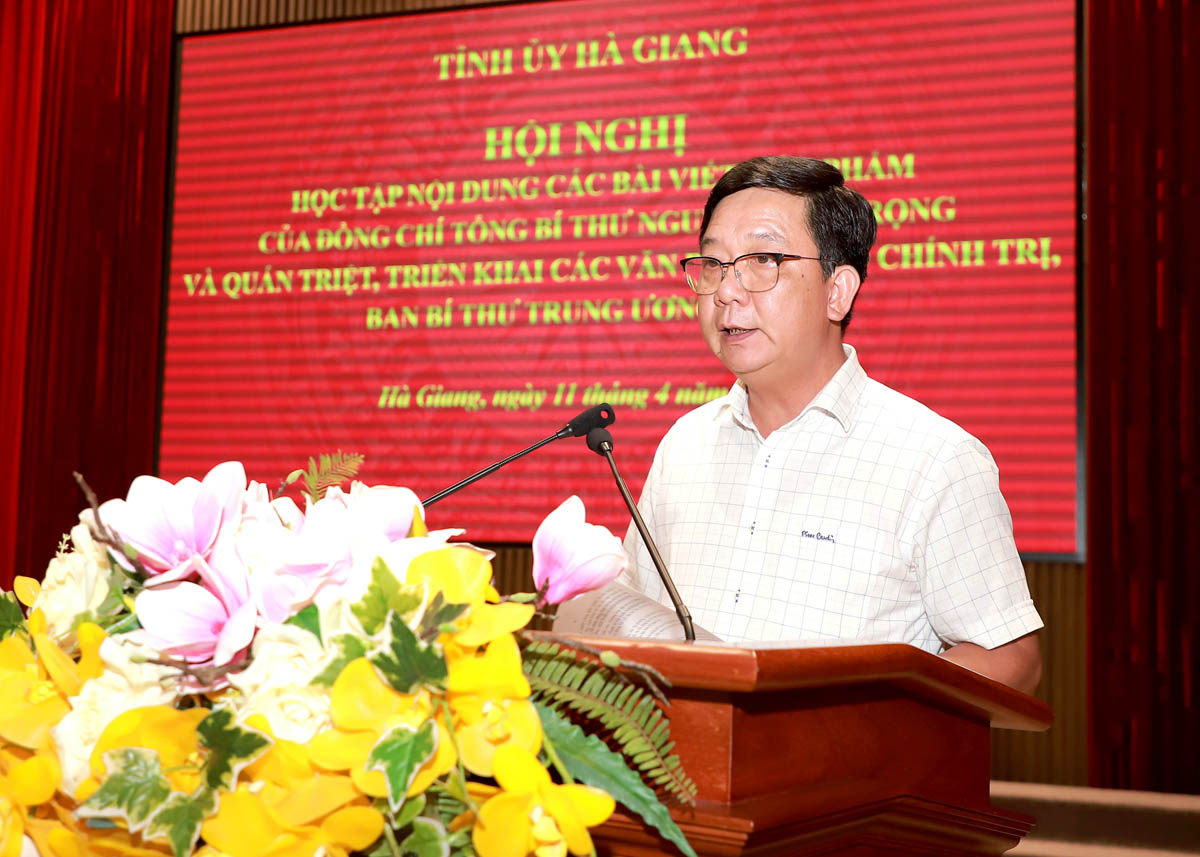 Phó Trưởng ban Thường trực Ban Tuyên giáo Tỉnh ủy Nguyễn Khánh Lâm giới thiệu về nội dung các bài viết của Tổng Bí thư Nguyễn Phú Trọng tại hội nghị.