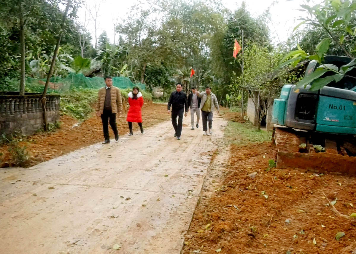 Lãnh đạo huyện kiểm tra công tác giải phóng mặt bằng ở thôn Khun, xã Bằng Lang (Quang Bình).