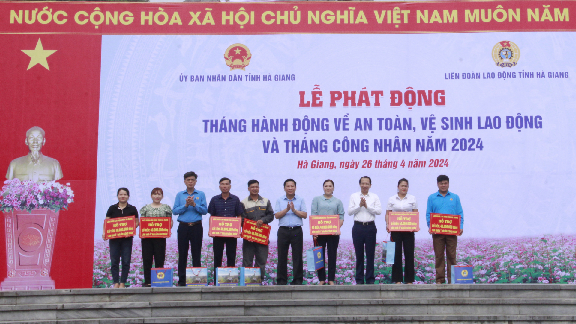 Phó Chủ tịch HĐND tỉnh Hoàng Văn Vịnh và Phó Chủ tịch UBND tỉnh Trần Đức Quý trao hỗ trợ xây dựng Mái ấm công đoàn cho công nhân, lao động có hoàn cảnh khó khăn.