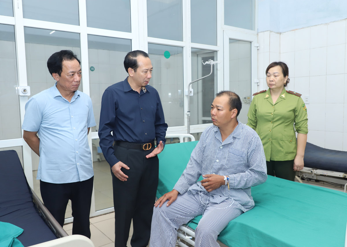 Phó Chủ tịch UBND tỉnh Trần Đức Quý cùng lãnh đạo Sở Nông nghiệp và PTNT, Chi cục Kiểm lâm tỉnh thăm, động viên đồng chí Nguyễn Tiến Hải bị thương đang điều trị tại bệnh viện